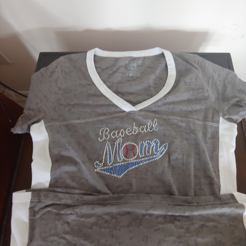 This Women's Blue 84 T-shirt in size XL is a stylish and comfortable choice